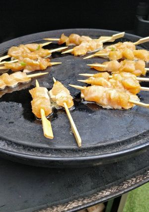 Une photo de Brochettes de poulet marinées au citron