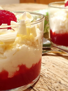 Una foto de Vasitos de Mousse de Chocolate Blanco con Frambuesas