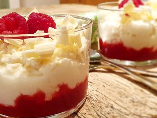 Vasitos de Mousse de Chocolate Blanco con Frambuesas