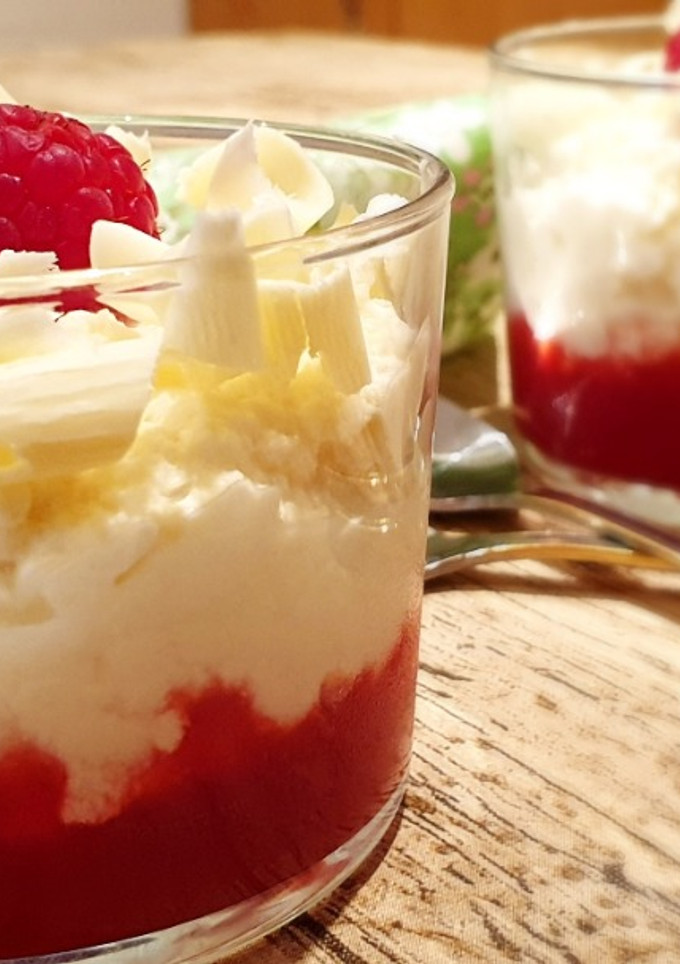 Una foto de Vasitos de Mousse de Chocolate Blanco con Frambuesas