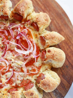 Foto resep Sausage stuffed crust pizza