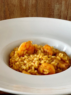 Una foto de Arroz meloso con chipirones y langostinos