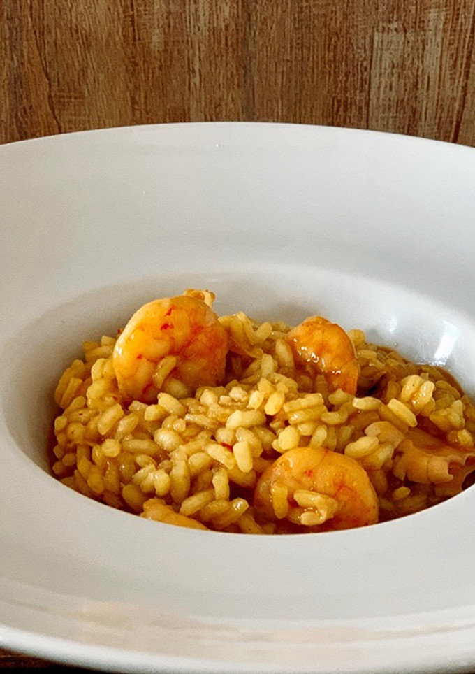 Una foto de Arroz meloso con chipirones y langostinos
