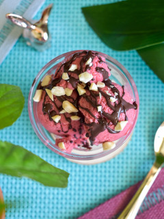 Una foto de Helado vegano de fresa con almendras (Thermomix)