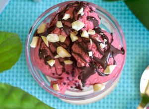 Una foto de Helado vegano de fresa con almendras (Thermomix)