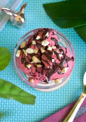 Una foto de Helado vegano de fresa con almendras (Thermomix)