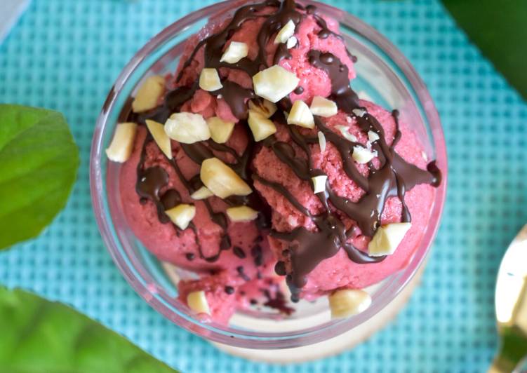 Helado vegano de fresa con almendras (Thermomix)