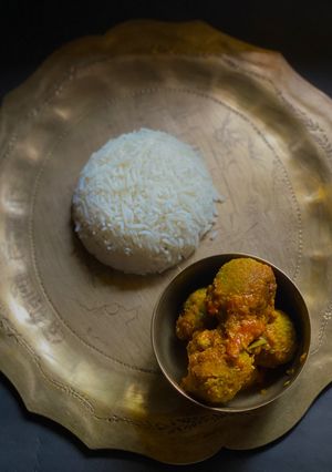A picture of Potol Kofta Curry / Pointed Gourd Kofta Curry.