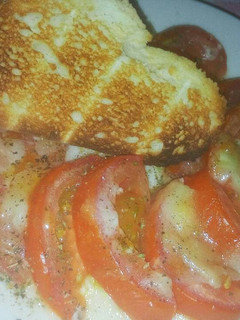 Una foto de Ensalada de tomate y queso de cabra fundido