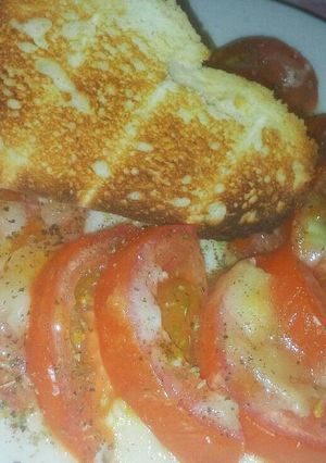 Foto principal de Ensalada de tomate y queso de cabra fundido