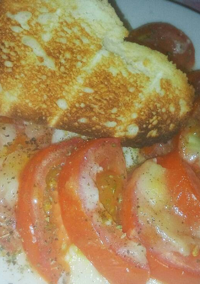 Una foto de Ensalada de tomate y queso de cabra fundido