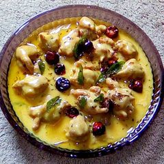 A picture of Kadhi pakora.