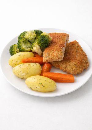 Una foto de Pollo empanado con verduras