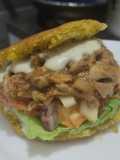 Arepa🥯de mazorca🌽rellena de pollo🍗, ensalada y salsa🍎tártara liviana🧆🥙🫓