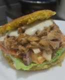 Arepa🥯de mazorca🌽rellena de pollo🍗, ensalada y salsa🍎tártara liviana🧆🥙🫓
