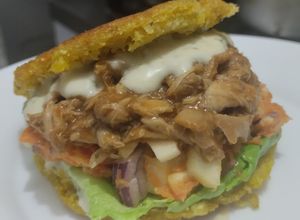 Una foto de Arepa🥯de mazorca🌽rellena de pollo🍗, ensalada y salsa🍎tártara liviana🧆🥙🫓