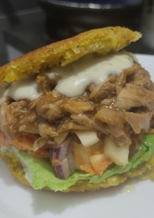 Una foto de Arepa🥯de mazorca🌽rellena de pollo🍗, ensalada y salsa🍎tártara liviana🧆🥙🫓