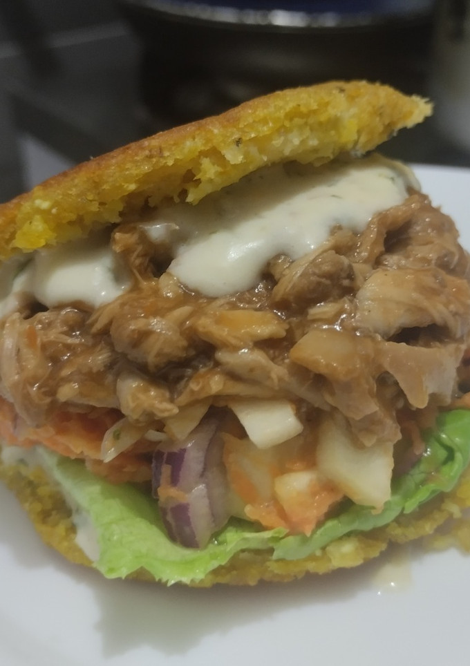 Una foto de Arepa🥯de mazorca🌽rellena de pollo🍗, ensalada y salsa🍎tártara liviana🧆🥙🫓