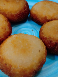 ரவை கக்கார பித்தா-ஒரிசா உணவு (Ravai Kakaara Pitha Recipe in Tamil) செய்முறை முக்கிய புகைப்படம்