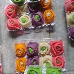 A picture of Dadar gulung bunga mawar warna warni.