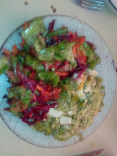 Una foto de Zapallitos revueltos con ensalada fresca mixta