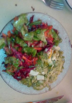 Una foto de Zapallitos revueltos con ensalada fresca mixta