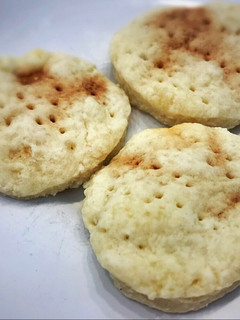 Una foto de Bizcochitos de manteca al microondas en 2 minutos, dulce o salado. Receta original de Geri