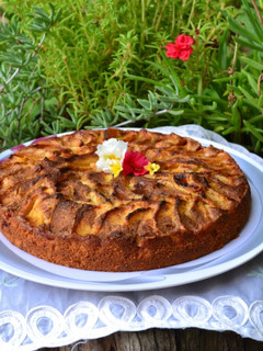 Una foto de Torta de ciruela y manzana🌷