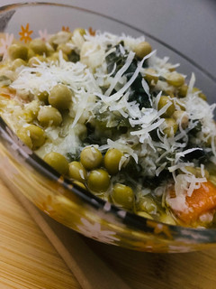 Una foto de RISOTTO DE VERDURAS 🧄🧅🥕🥔🍠🥬🫛🧀🍲🍷🍽️🍷🥣🥄
