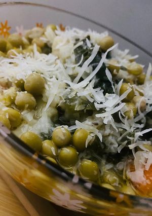 Una foto de RISOTTO DE VERDURAS 🧄🧅🥕🥔🍠🥬🫛🧀🍲🍷🍽️🍷🥣🥄