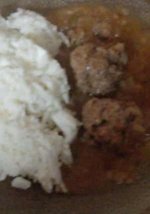 Una foto de Albóndigas en salsa y arroz🍚
