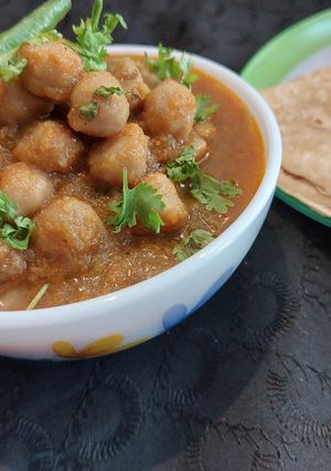 छोले ग्रेव्ही (Chole Gravy Recipe In Marathi) रेसिपी चे मुख्य फोटो 