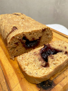 Una foto de Budín de limón relleno de mermelada de arándanos