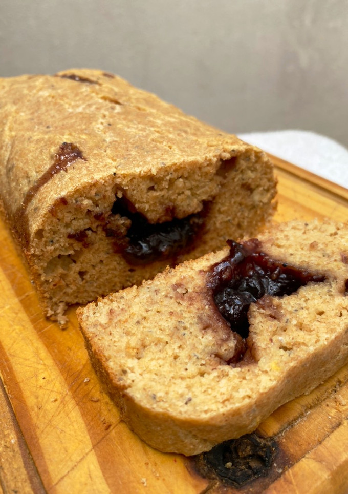 Una foto de Budín de limón relleno de mermelada de arándanos
