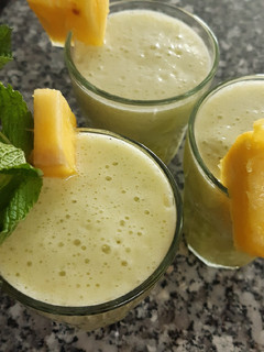 Una foto de Bebida de piña 🥒🍍🍃