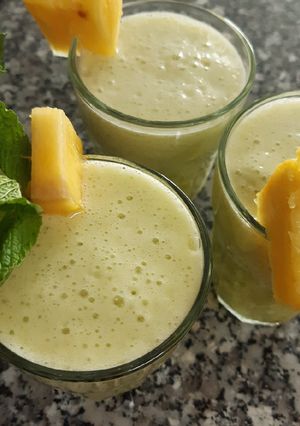 Una foto de Bebida de piña 🥒🍍🍃