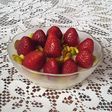 "Mousse" de leche con frutillas y pistachos