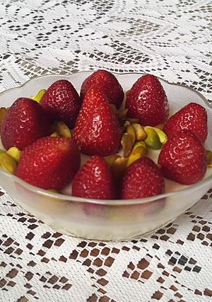 Una foto de "Mousse" de leche con frutillas y pistachos