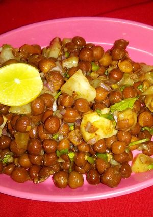 A picture of Black chana chaat.