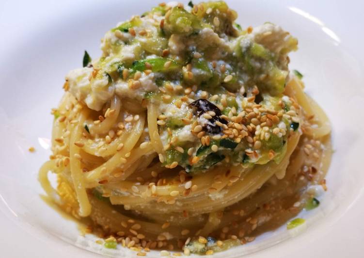Spaghettoni con zucchina ricotta e ciciulena