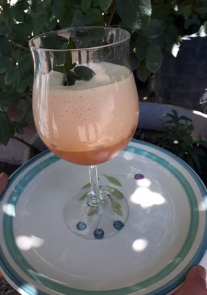 Una foto de Cóctel de huevo😋🥂