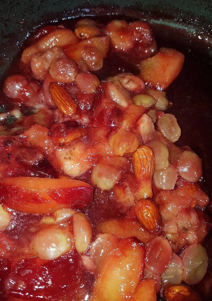 Una foto de Frutas acarameladas con helado o crema!
