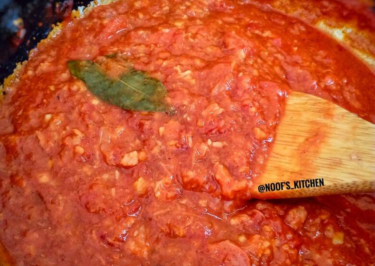 Langkah Mudah untuk Menyiapkan Bolognese Pedas Tuna Kaleng plus sosis, Menggugah Selera