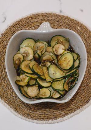 Una foto de Sunomono de Pepino con Ponzu Añejo y Dúo de Sésamo