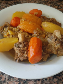 Una foto de Tajín de carne con verduras