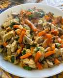 Poulet mariné aux carottes, champignons, épices et coriandre