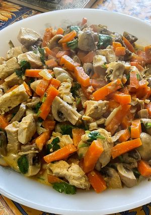 Une photo de Poulet mariné aux carottes, champignons, épices et coriandre