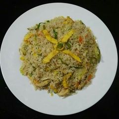 A picture of Restuarant style Chicken fried rice😋🍲🍴.