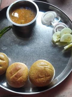 दाल बाटी (Dal Bati recipe in Hindi) रेसिपी मुख्य फोटो