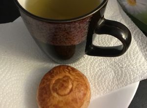 Una foto de Con frío, hambre y a dieta?Té de yerbabuena y un bisquet